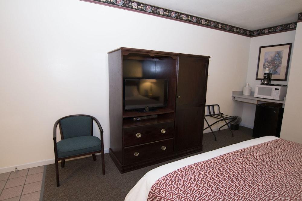 Chalet Motel Mequon photo 11