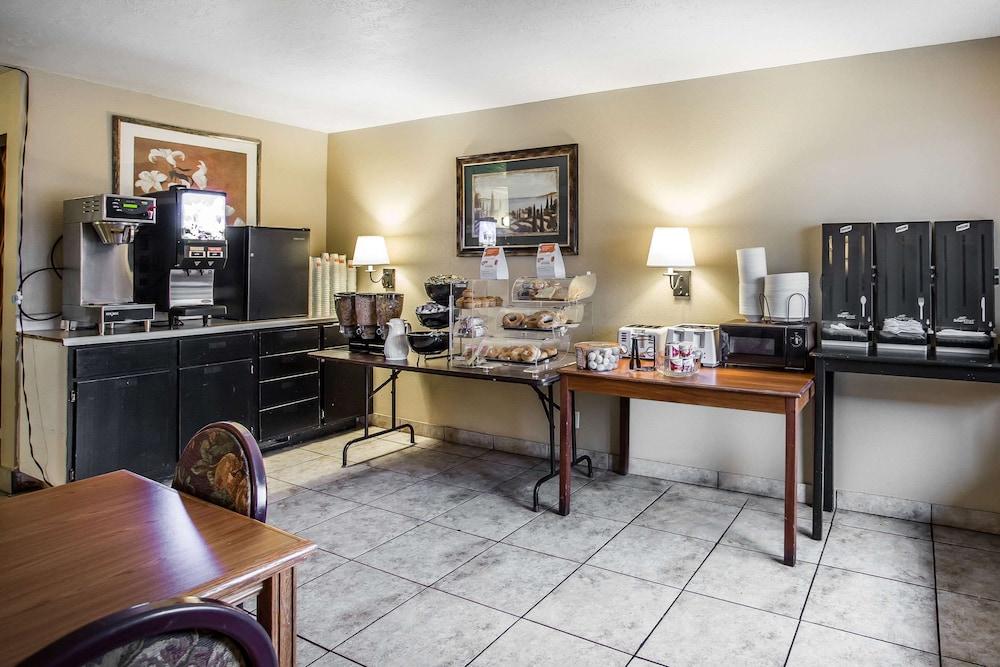 Econo Lodge Downtown photo 29