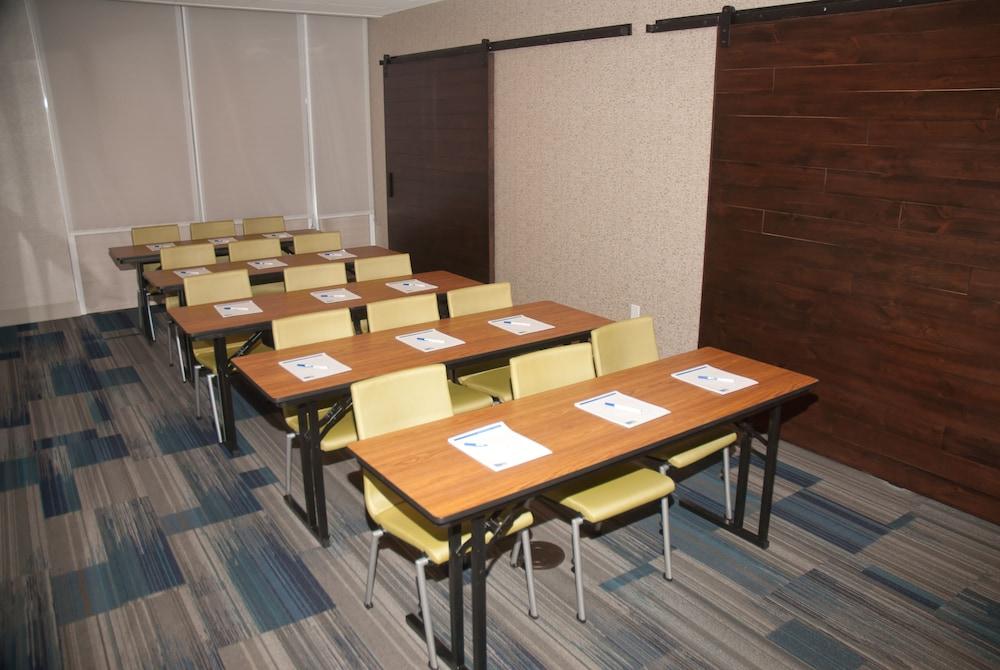 Holiday Inn Express & Suites Decatur by IHG photo 16