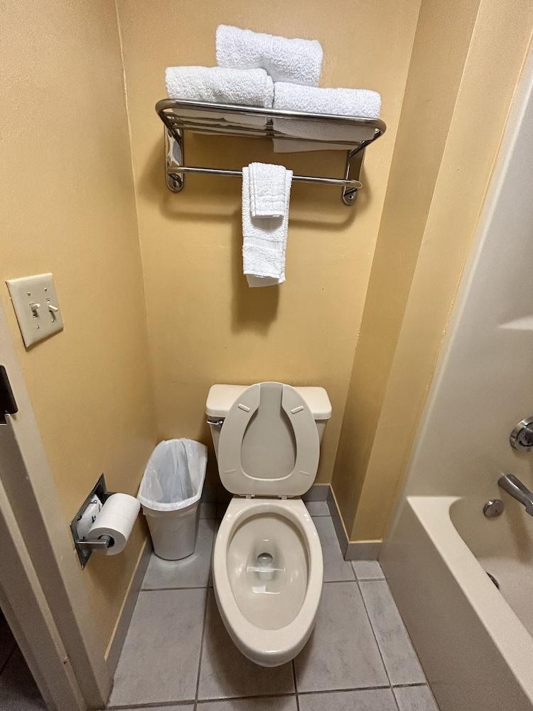 HomeTown Inn & Suites photo 13