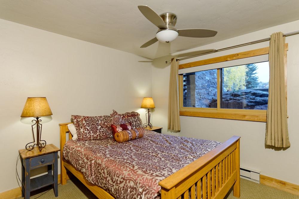 The Crestwood Condominiums photo 7