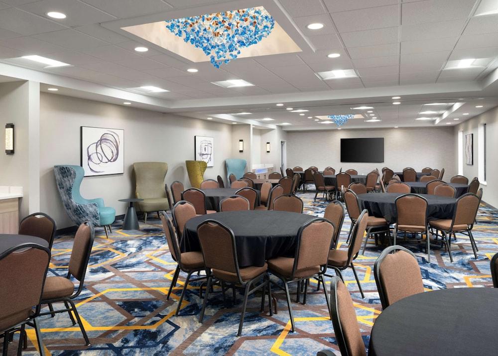Hampton Inn & Suites Dallas-DFW ARPT W-SH 183 Hurst photo 3