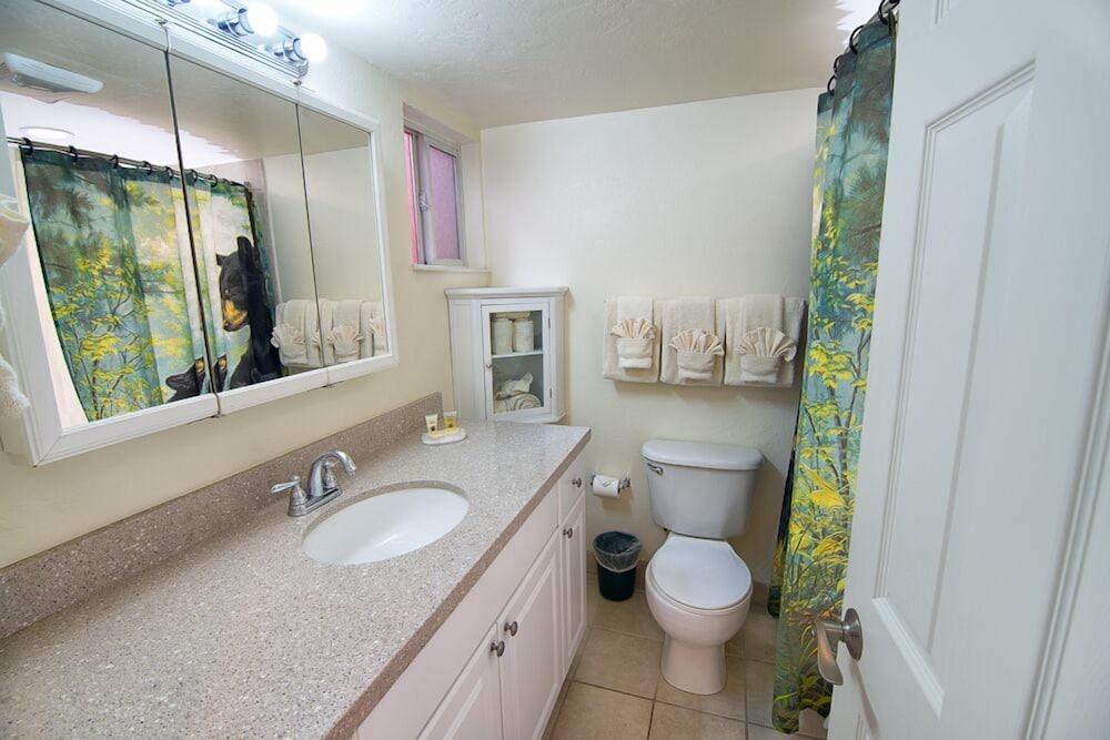 Beachcomber Inn photo 35