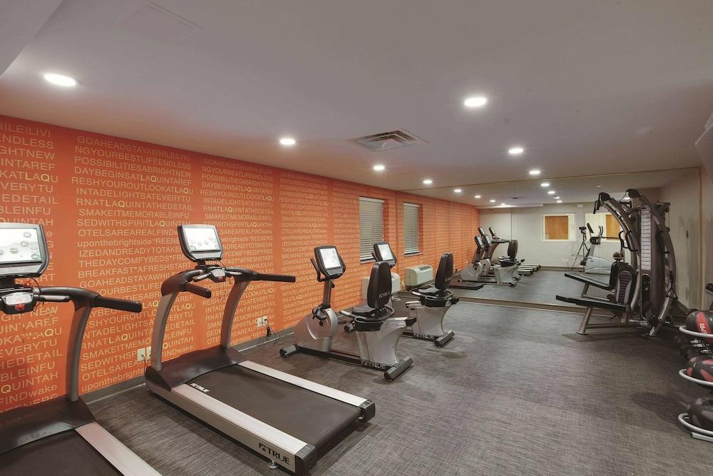 La Quinta Inn & Suites by Wyndham Detroit Metro Airport photo 27
