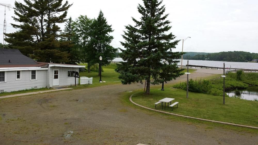 Bear Paw Inn photo 8