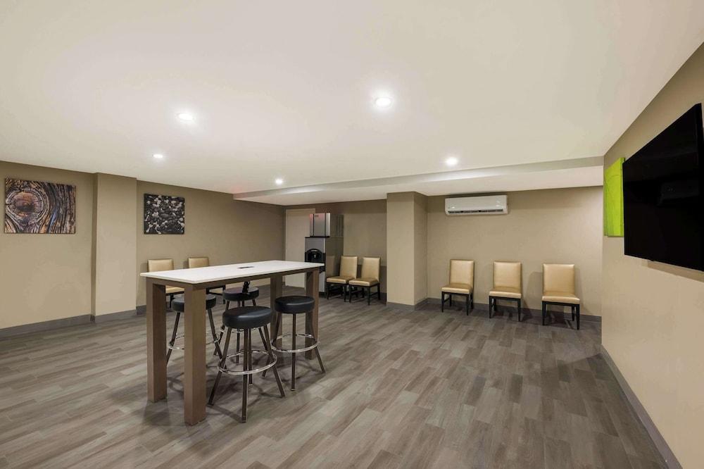 Sleep Inn Bronx - Soundview photo 35