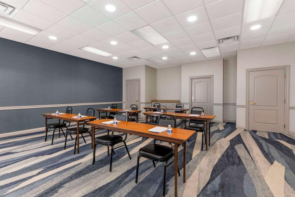 Comfort Inn & Suites Cuyahoga Falls - Akron photo 25