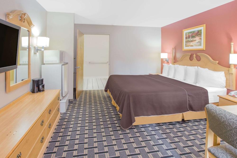 Days Inn & Suites by Wyndham Pine Bluff photo 9