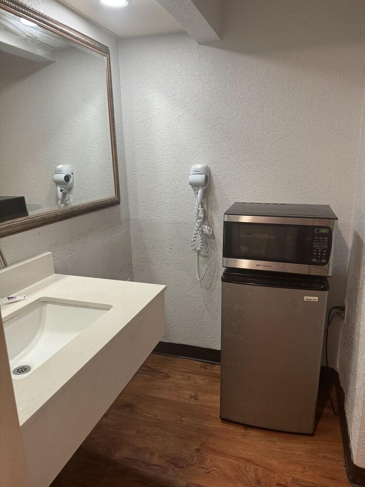 Motel 6 Savannah, GA- Gateway & I-95 photo 2