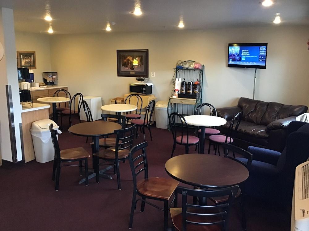 Super 8 by Wyndham Blackfoot photo 26