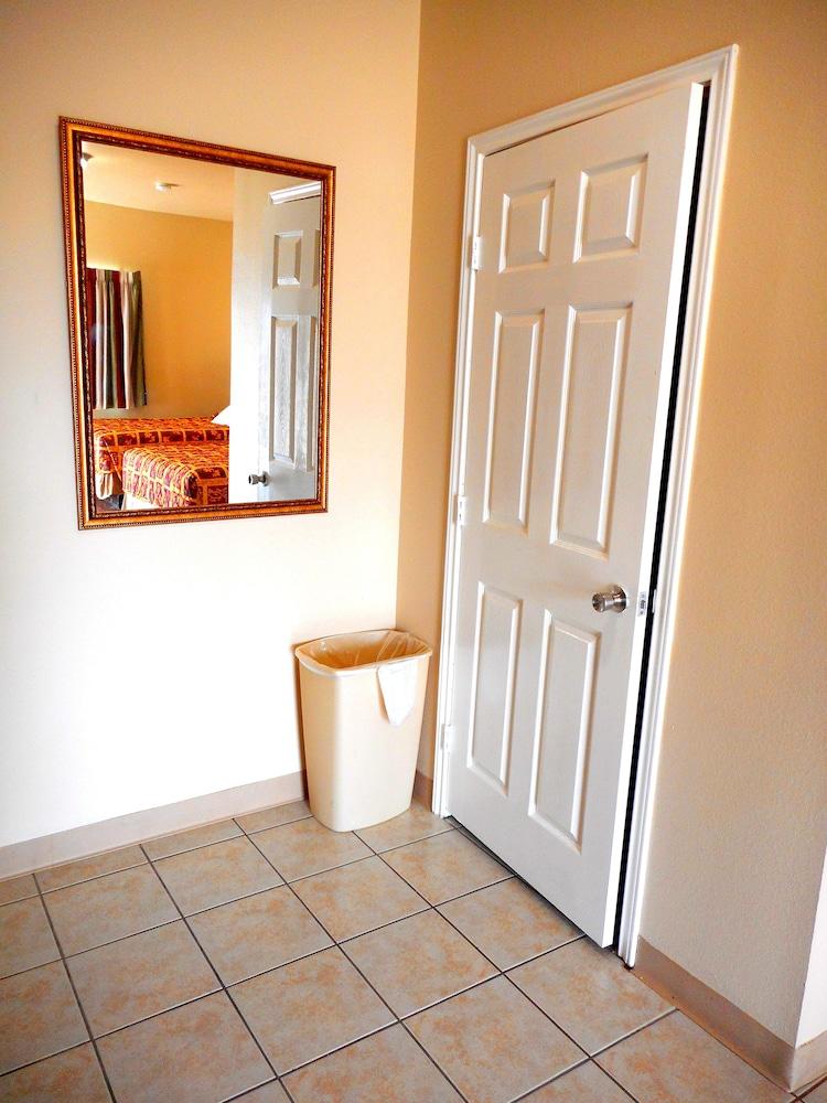 Crossroads Inn & Suites photo 32