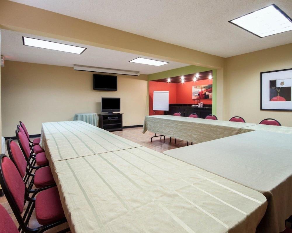 Quality Inn Airport East photo 22