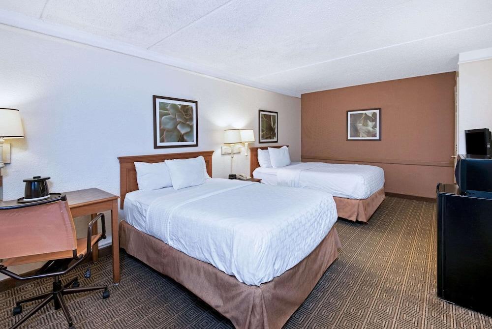 Townhouse Garden Inn & Suites San Antonio I 35 photo 16