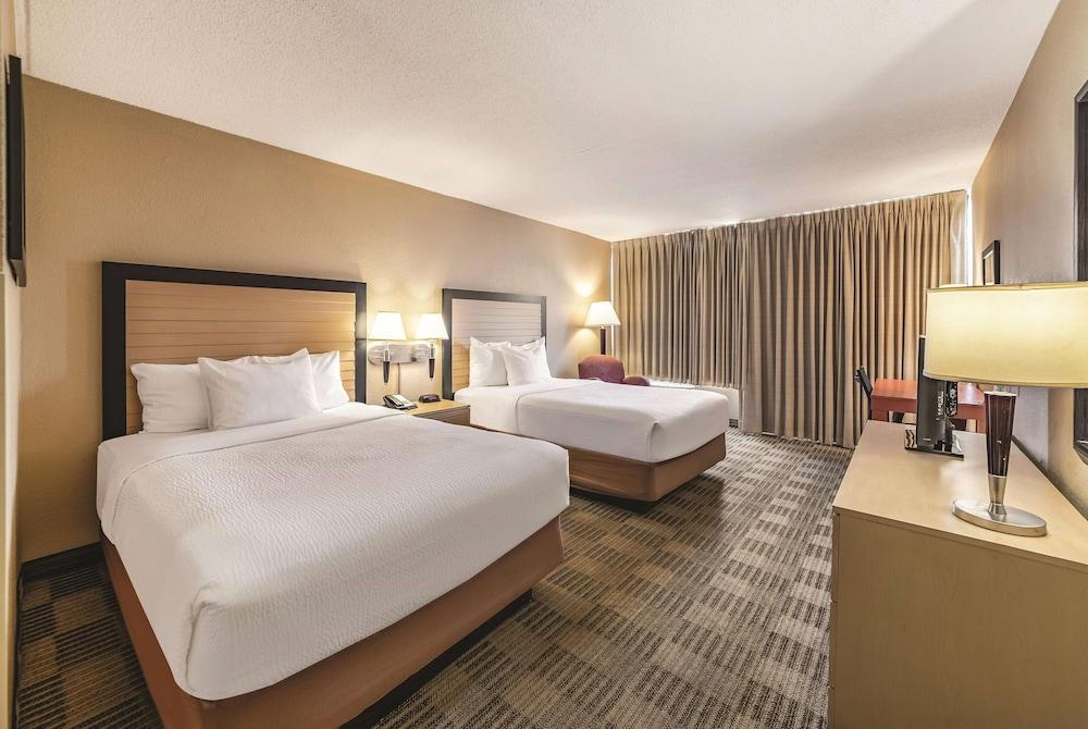 Ramada by Wyndham Fairfield NJ photo 7