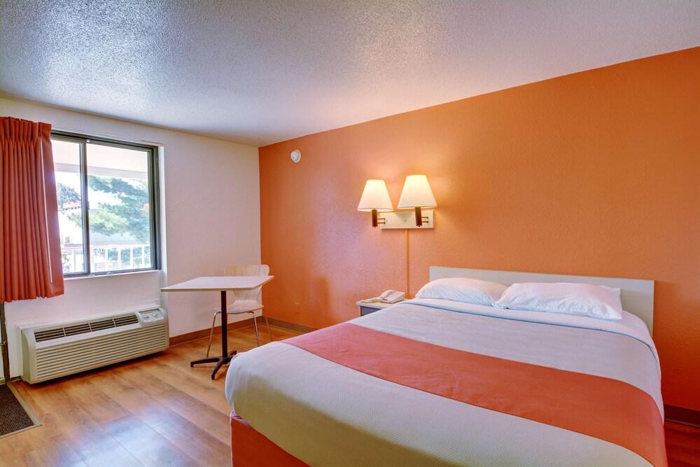 Motel 6 Chicopee, MA - Springfield photo 10