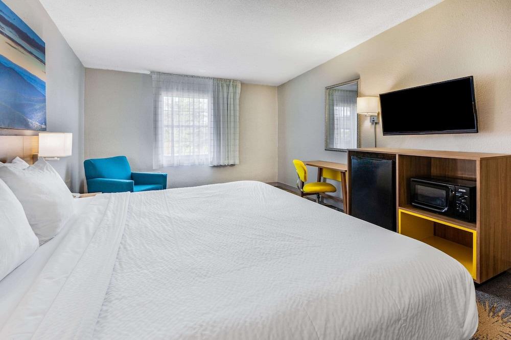 Days Inn by Wyndham Roanoke/Hollins Near I-81 photo 13