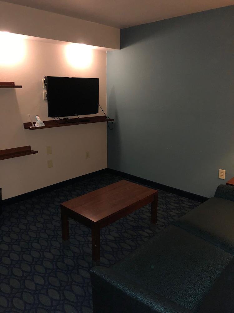 Country View Inn & Suites photo 42