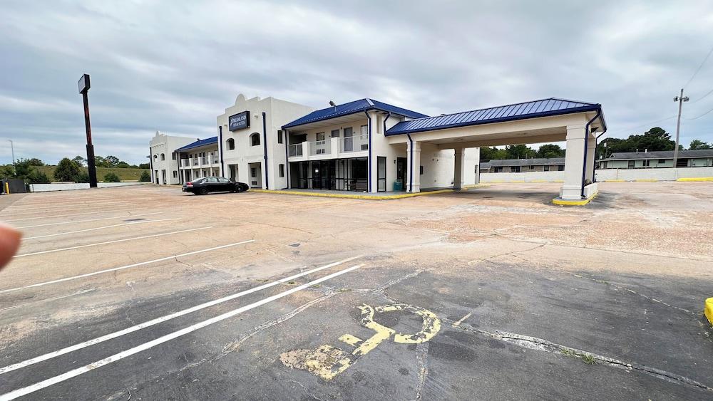 Dreamland Inn and Suites photo 1
