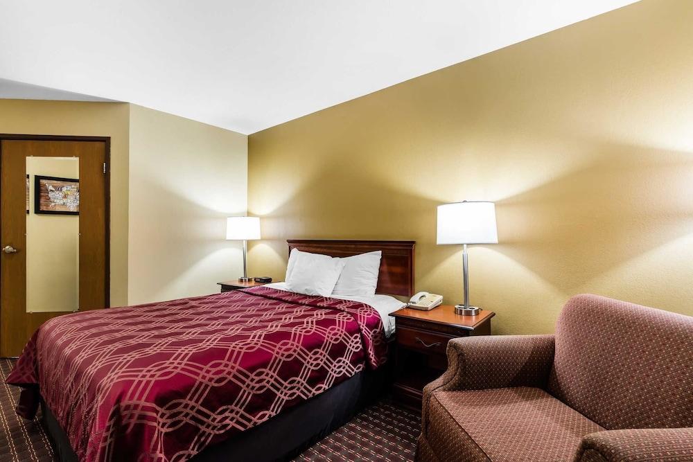 Econo Lodge Inn & Suites Dickson photo 8