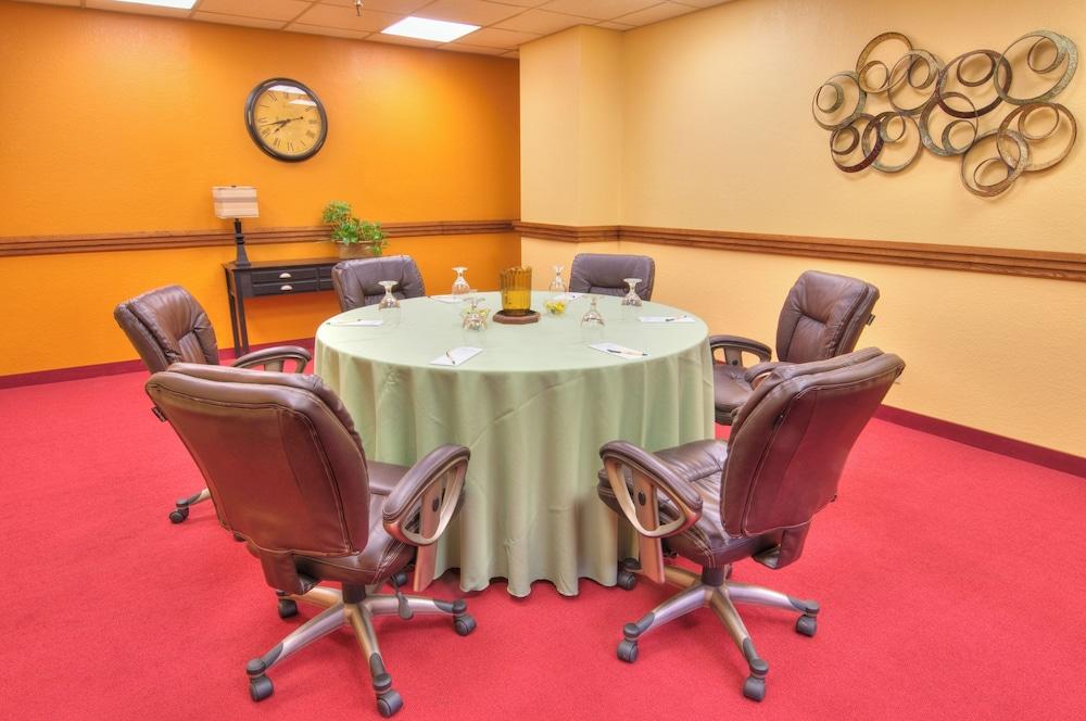 MCM Elegante Suites Abilene photo 24