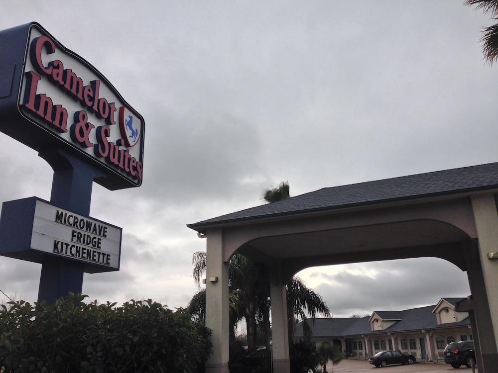 Camelot Inn & Suites Highway 290 NW Freeway photo 1