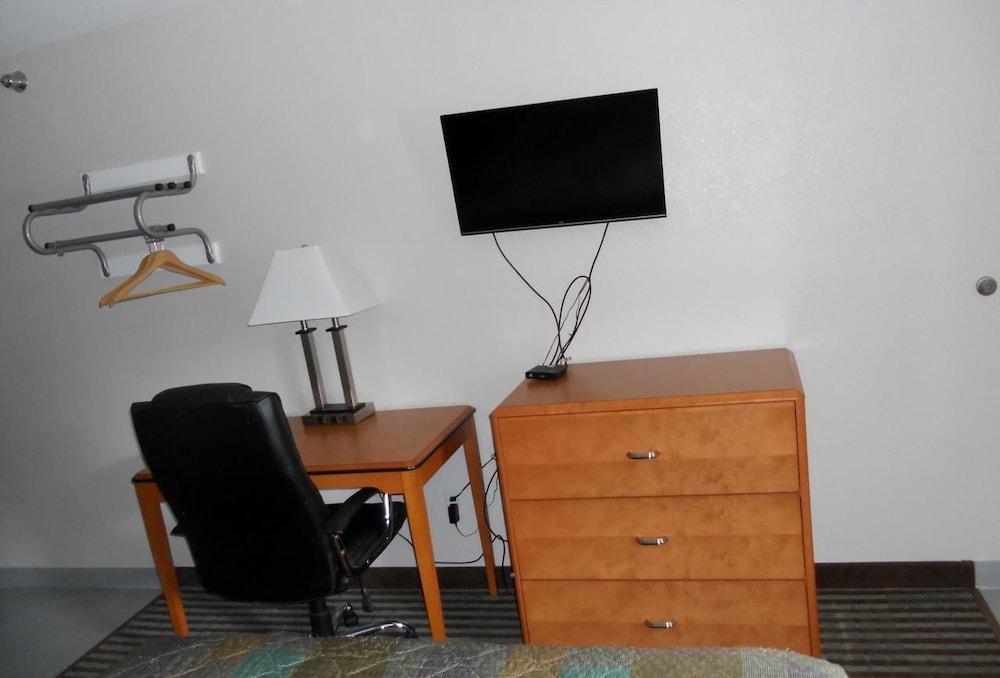 Cypress Inn photo 12