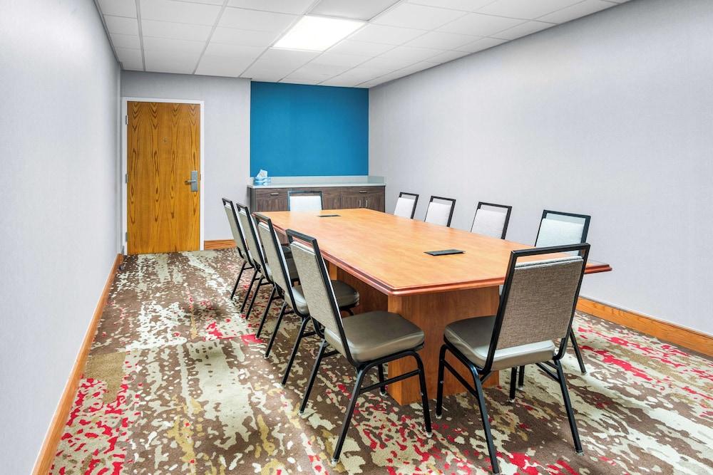 Hampton Inn Grand Rapids-North photo 16