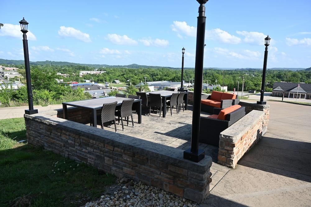 Giles Hotel Inn & Suites photo 35