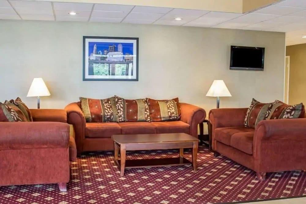 Howard Johnson by Wyndham Columbus State Fairgrounds I-71 photo 10