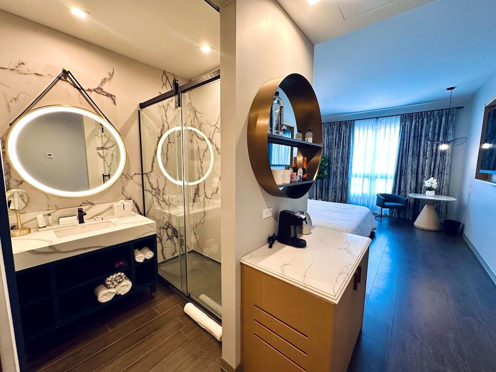 Chez Hotel Arlington Heights photo 33