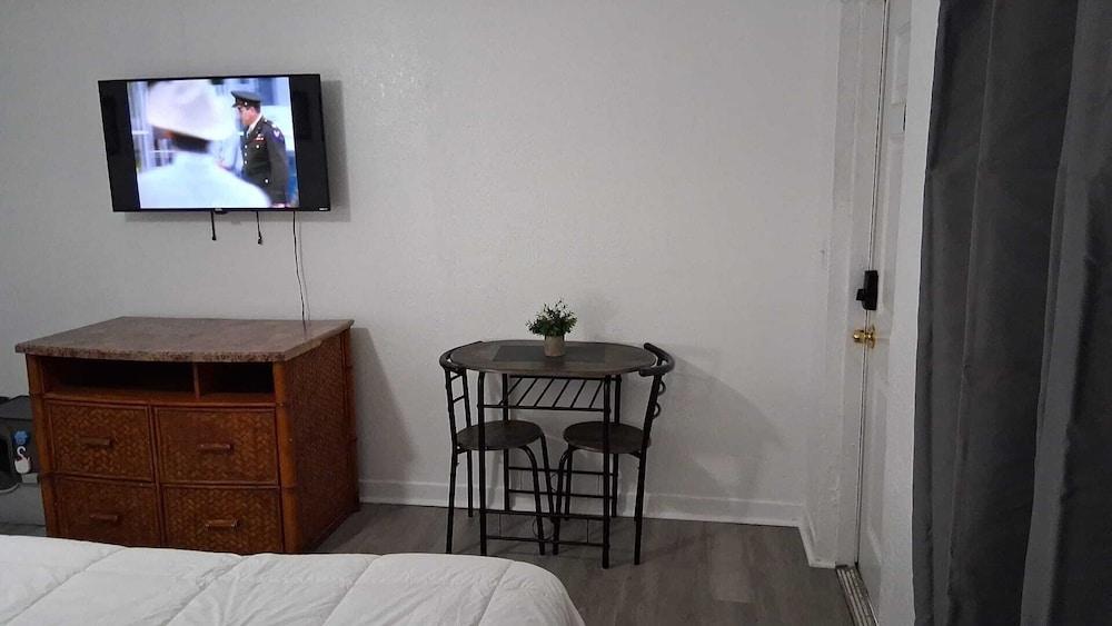 Daytona Shores Inn & Suites photo 17