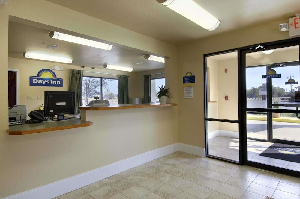 Days Inn by Wyndham Centre photo 6