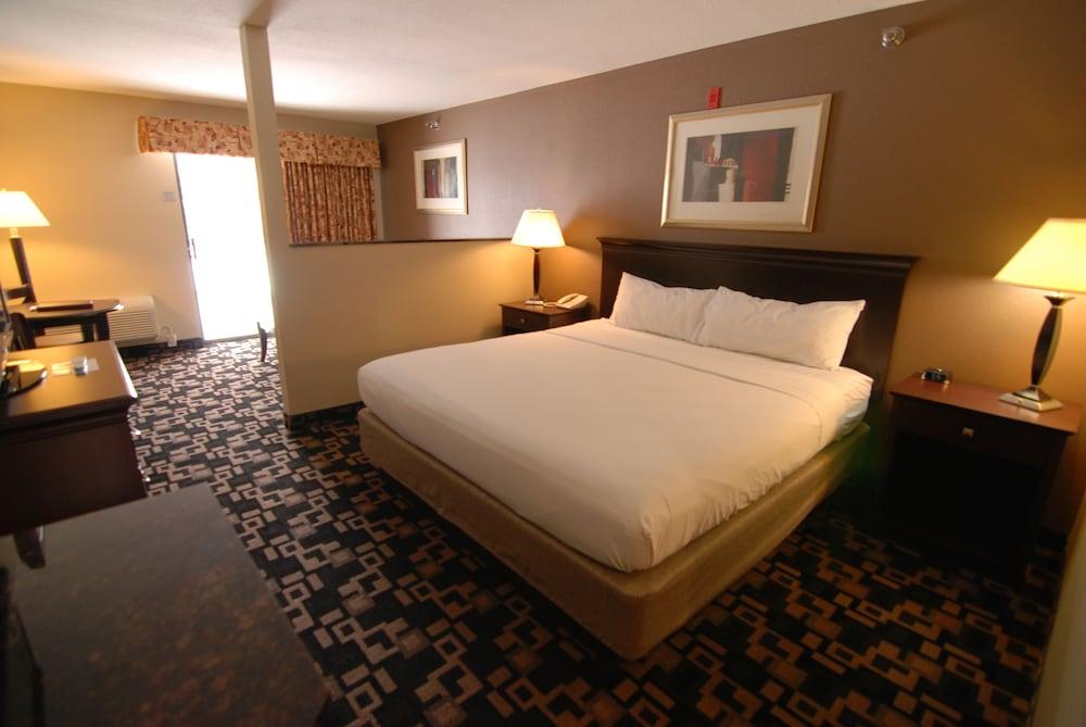 Express Suites Riverport Inn & Suites photo 41