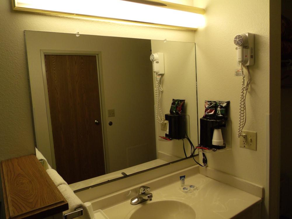 Americas Best Value Inn & Suites Harrisonville photo 29