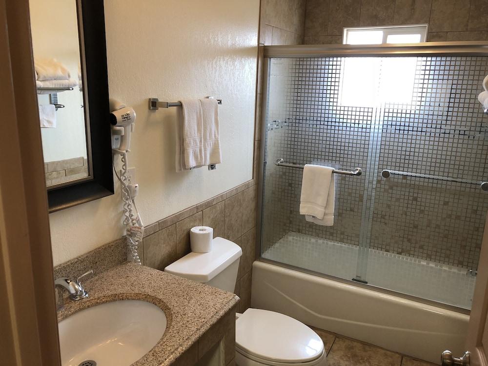 Topper Motel photo 30