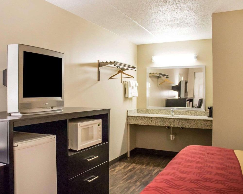 Econo Lodge Columbus West photo 9