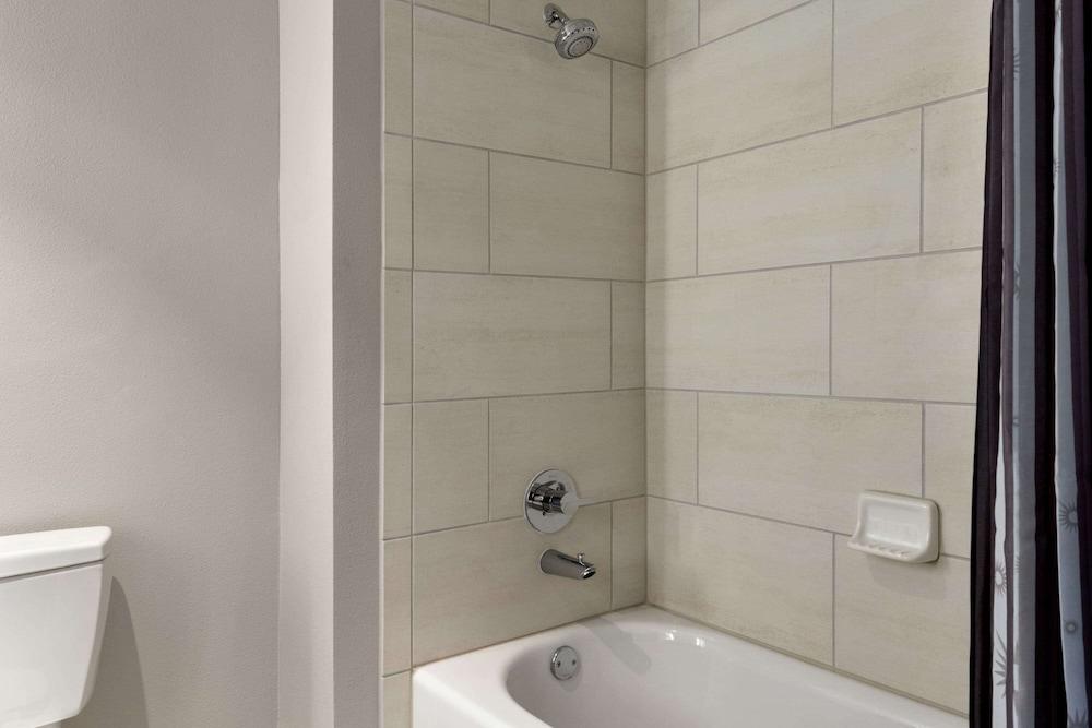 La Quinta Inn & Suites by Wyndham Orlando - IDrive Theme Parks photo 18