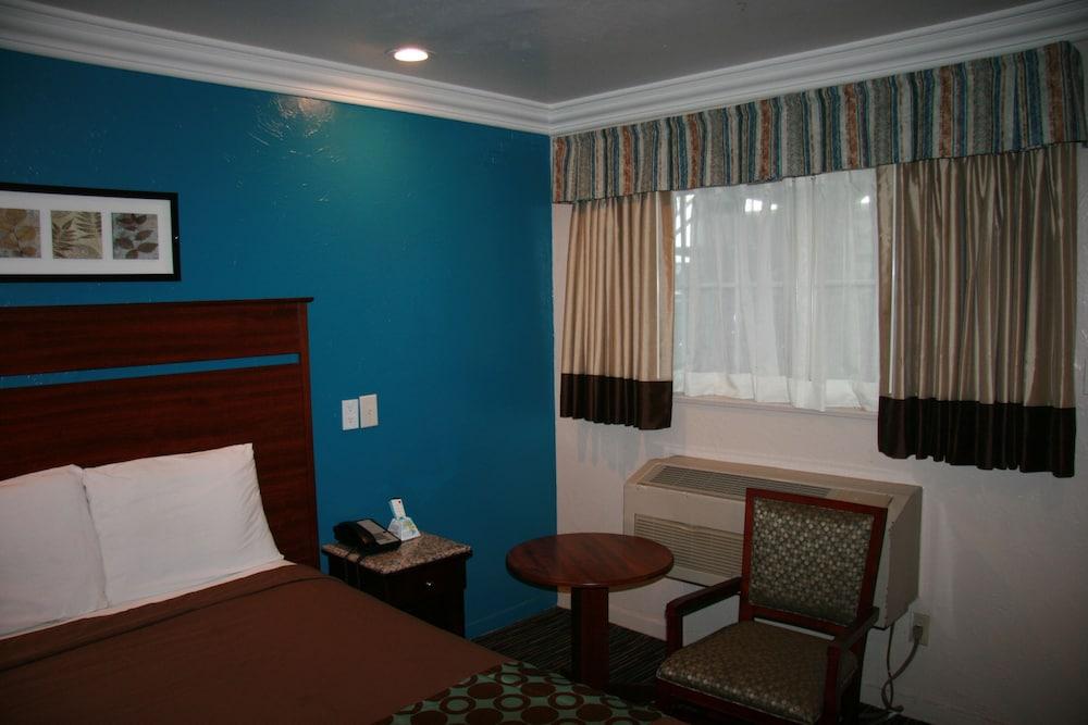 Civic Center Lodge photo 37