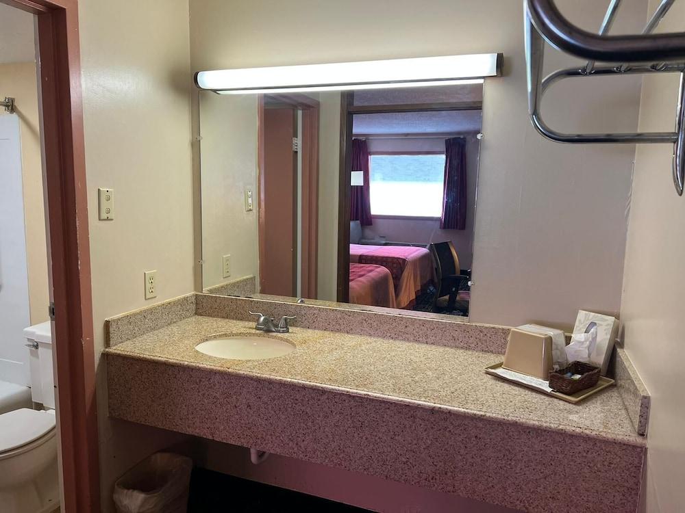 Travelerslodge Motel photo 14