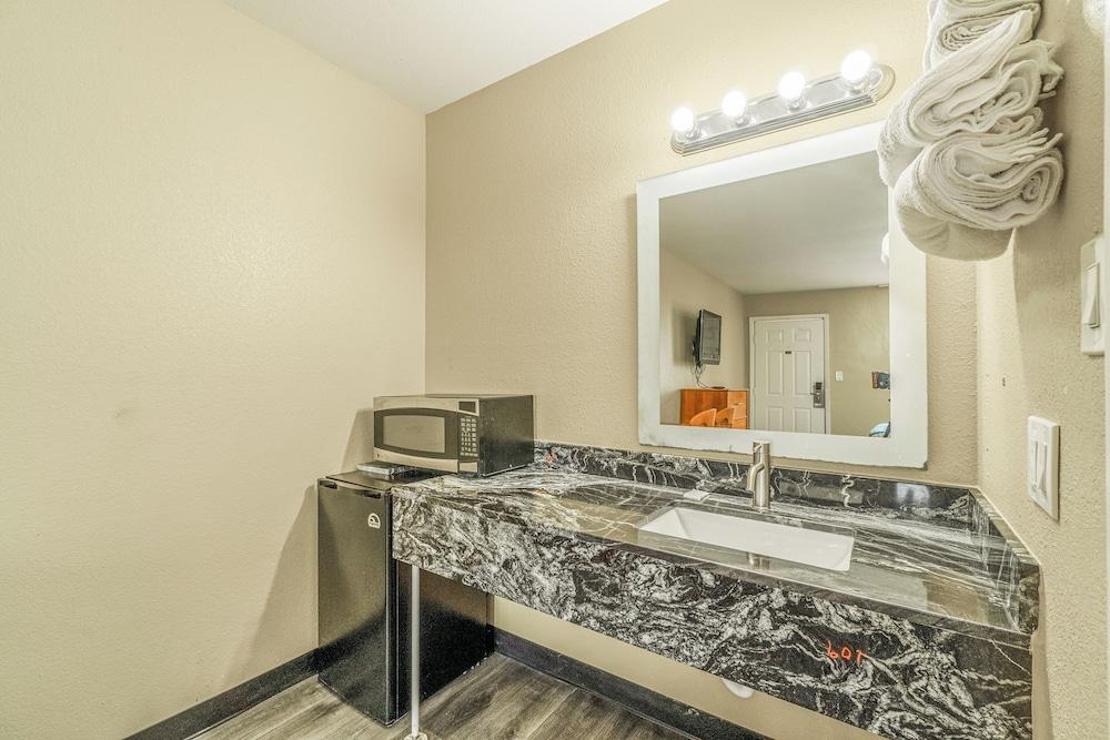 Regency Inn By OYO Rockdale TX photo 35