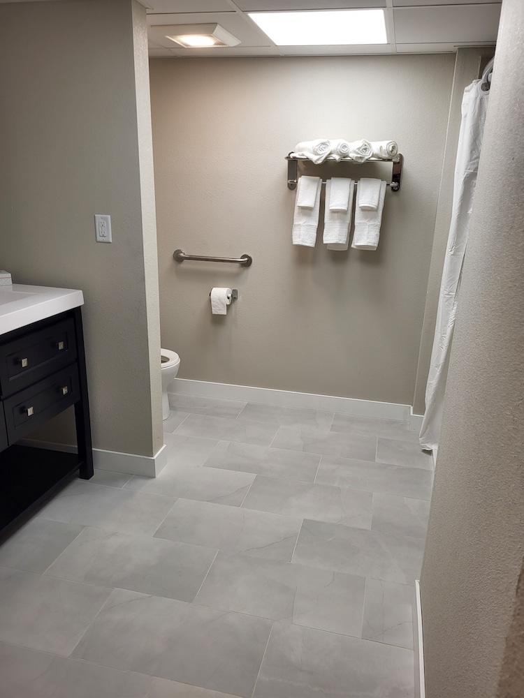 Red Fox Inn and Suites photo 4