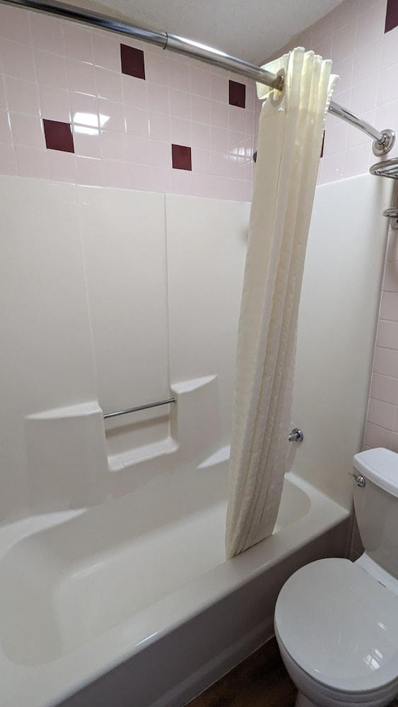 Hillcrest Inn & Suites photo 11