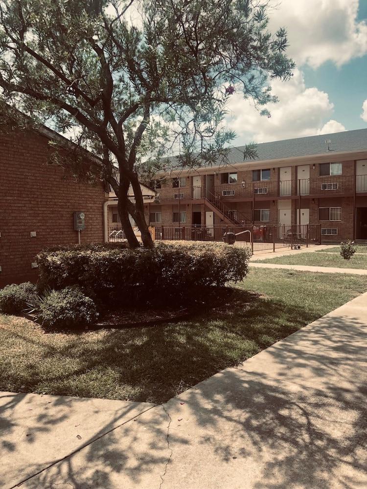 Hallmark Inn and Suites photo 13
