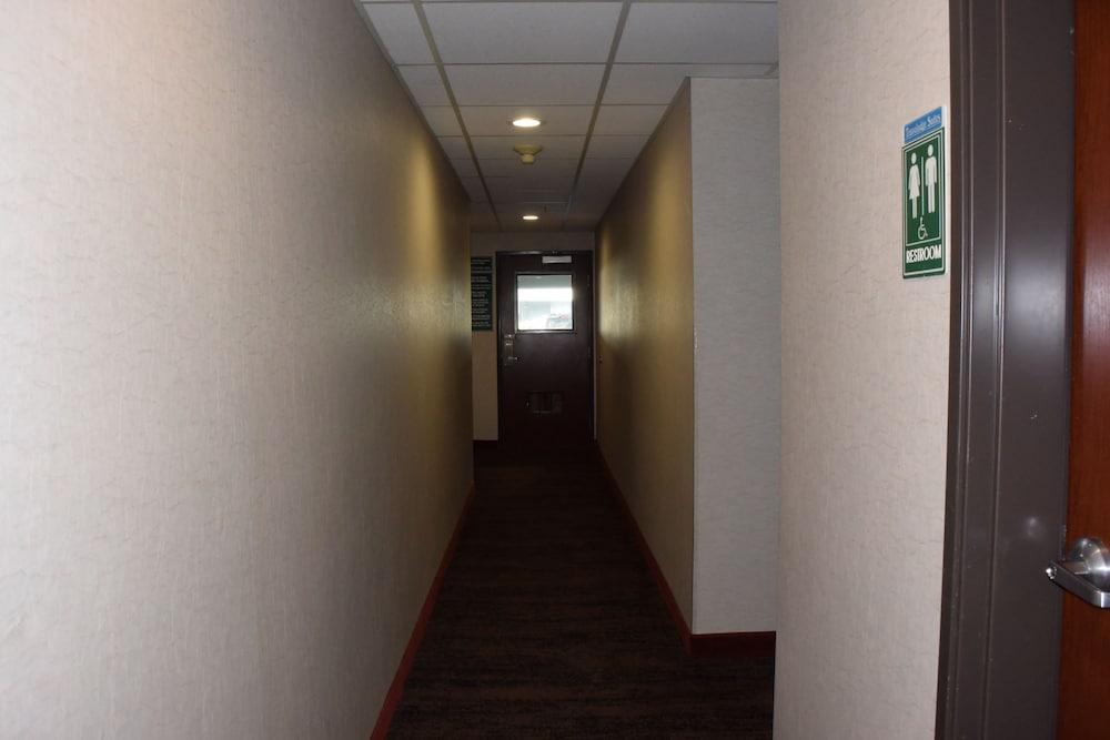 Travelodge Suites by Wyndham Newberg photo 55