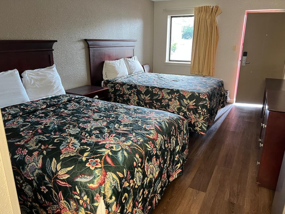 Budget Plaza Motel photo 7