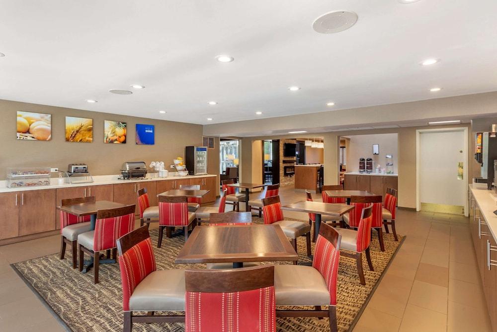 Comfort Suites Oakbrook Terrace near Oakbrook Center photo 46