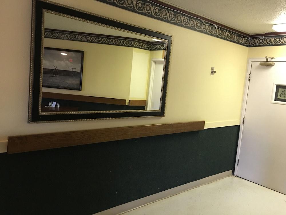 Reddy Inn and Suites photo 7