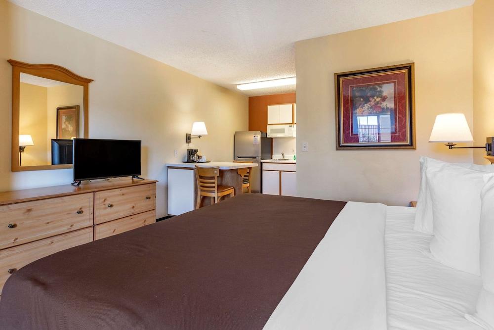 Suburban Studios Albuquerque Uptown photo 11