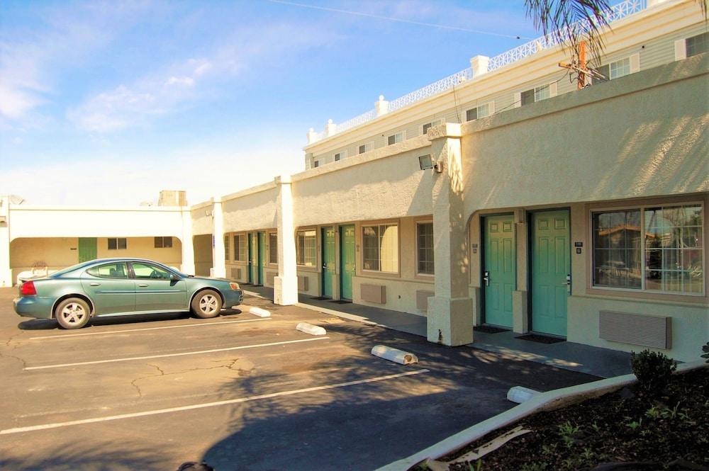 Travelodge by Wyndham Los Banos CA photo 12