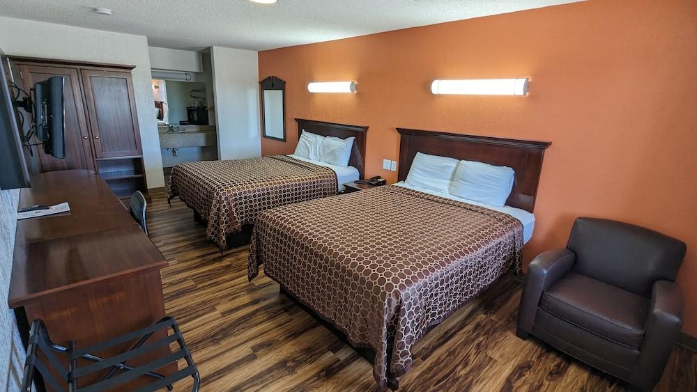Hillcrest Inn & Suites photo 2